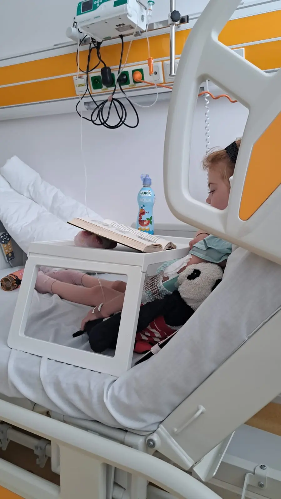 Knihy miluje a v nemocnici je dosť času na čítanie.